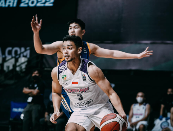 saat-pelatih-basket-masuk-lapangan-karena-emosi